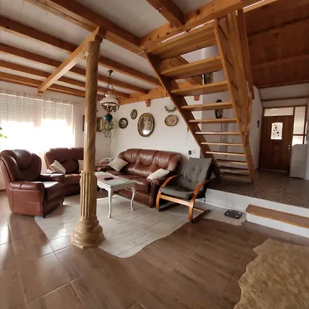 Nostalgia 特罗吉尔